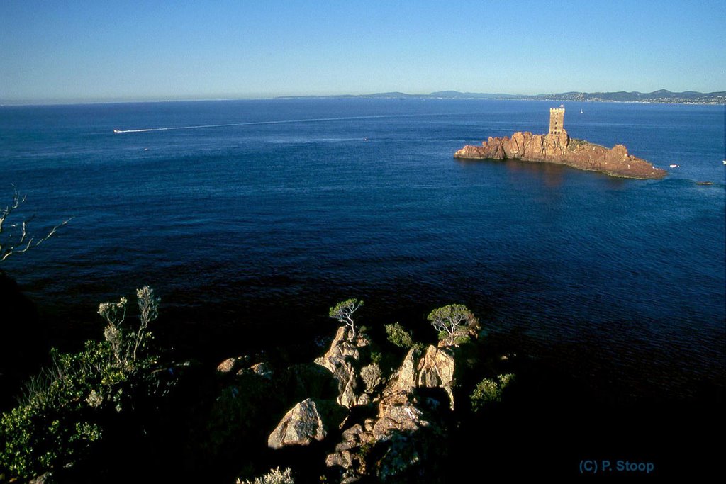 Ile d'Or et Saint Raphael depuis le Cap du Dramont by Philippe Stoop