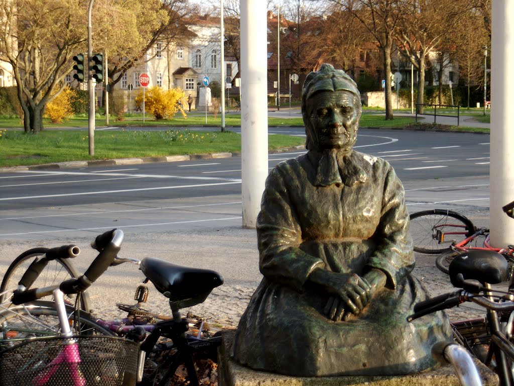 Charlotte Müller - die älteste Straßenhändlerin der Welt by gretaostinata