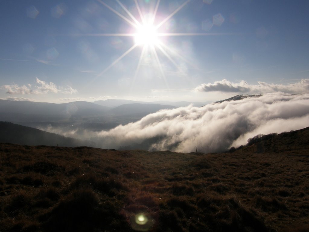 Sol y niebla desde el Ortzanzurieta by Luís Seixas