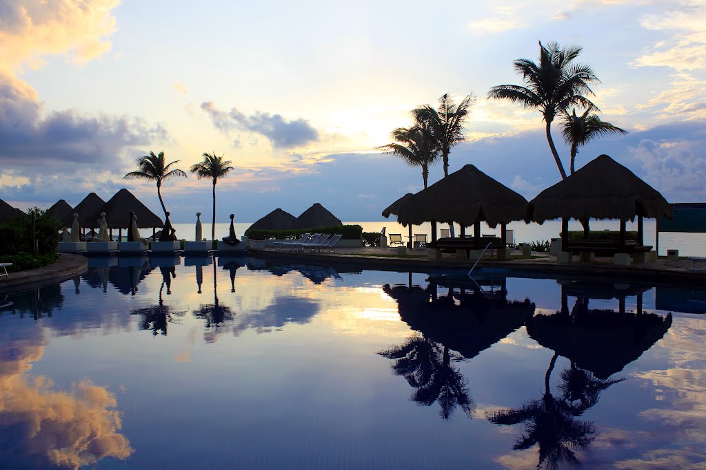 Reflejos al amanecer, Cancún / Reflections at sunrise, Cancún. by galfer