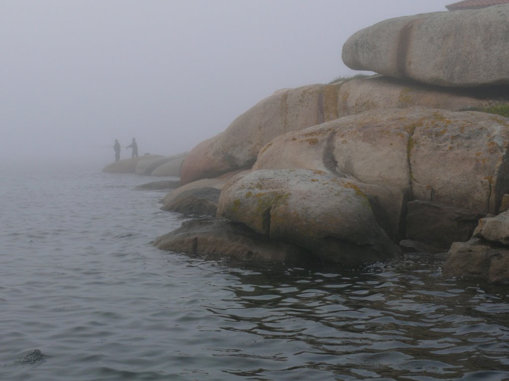 Pescando en la niebla, faro de punta Cabalo, Isla de Arousa by martinmg - 1