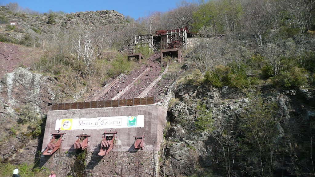 Val Graveglia- Miniera di Gambatesa m. 523- le vecchie tramogie di carico del minerale. by giancamonty 42