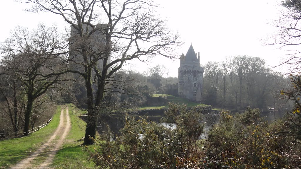 Le donjon et la tour de la forteresse de Largoët by Eugene68