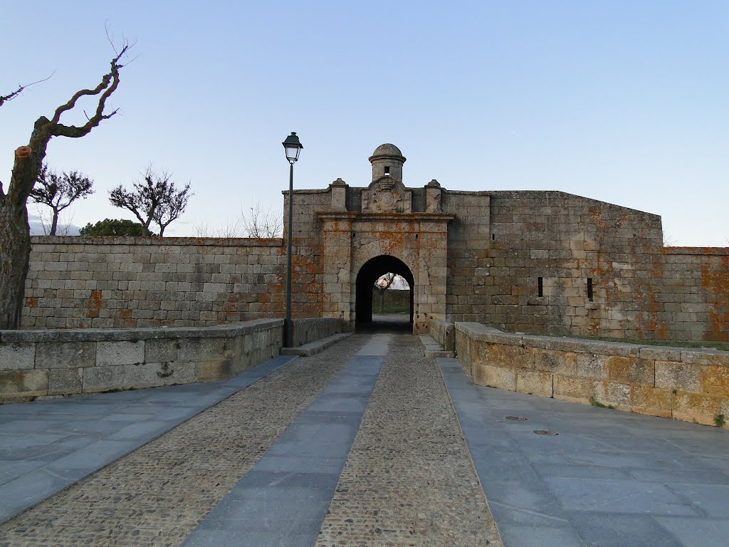 Porta exterior de entrada na fortaleza de Almeida. by joãomedina