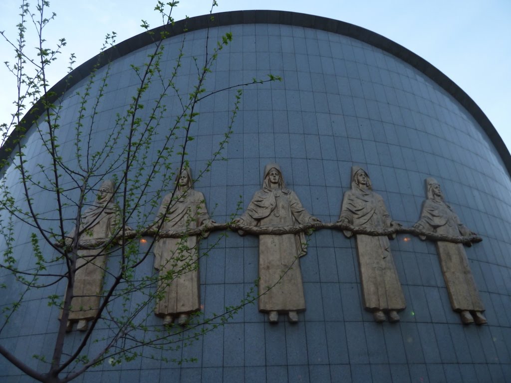 Monument to Atamurat Niyazov (from the back) by Oleg Guchgeldiyev