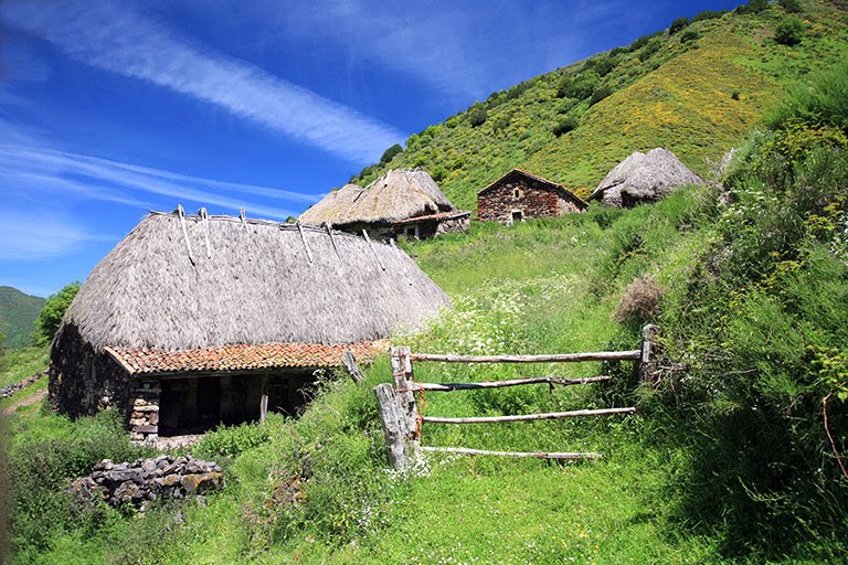 Somiedo, Cabañas de la Pornacal by Avarela