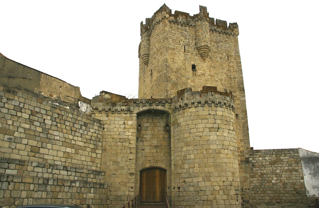 Castillo de Coria by Ramón Sobrino Torren…