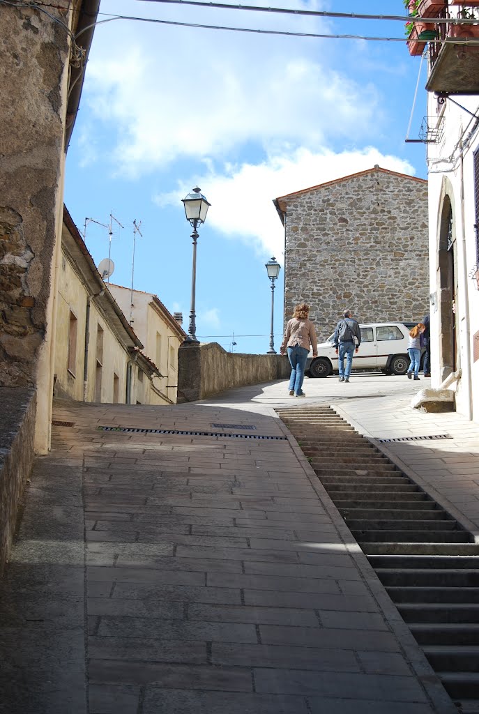 Al centro il passaggio pedonale, non disturba quello della auto by stefano.incerpi