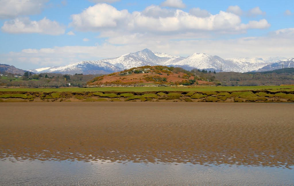 Ynys Gifftan a'r Wyddfa. by Huw Lewis