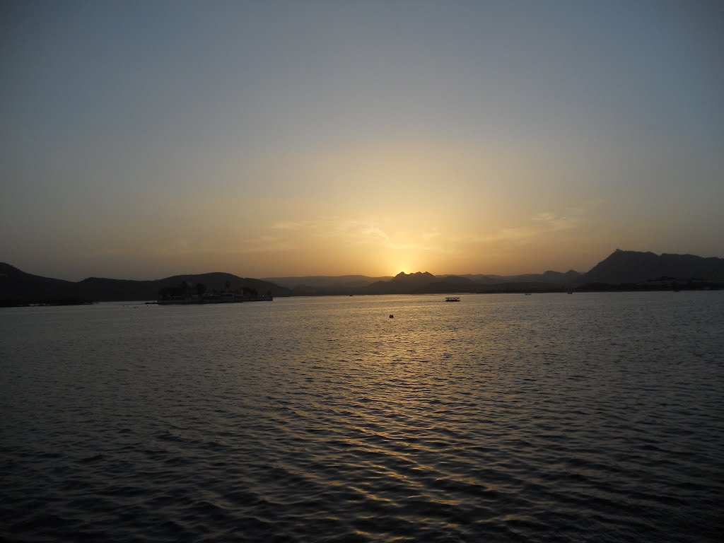 Pichola, Udaipur, Rajasthan, India by Prakashan Polapadi