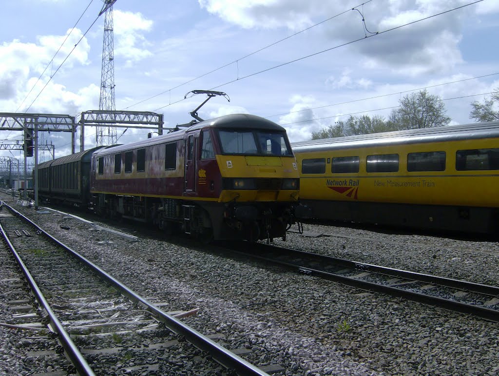 Class 90 at Crewe. by colwynboy