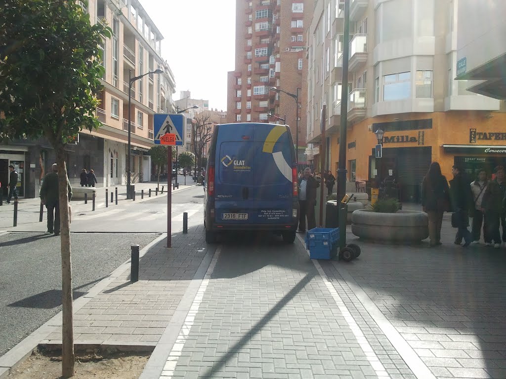 Glat Lavanderías: Carga y Descarga continua en el carril bici by Alberto Nájera López