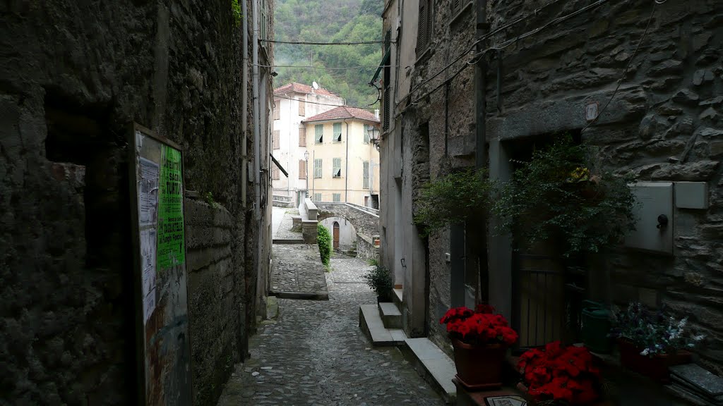 Buggio- il vicolo che sbocca sulla piazza della Parrocchiale by giancamonty 42