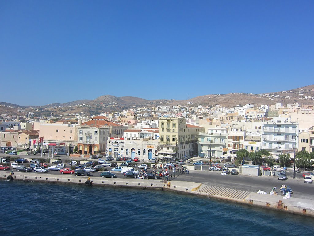 Entrando en el puerto de Ermoúpoli, capital de la isla de Syros.desde el barco. by Fernando Palma