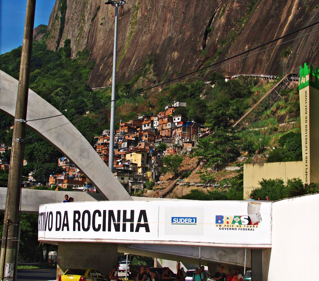 Detalhe urbano da Rocinha by Humberto Müller