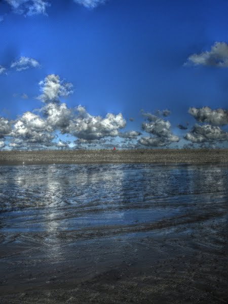 Cayeux-sur-mer - Le phare, vue de la plage de Brighton (Somme - 80410) [2011] (Photo de Didier Desmet) (HDR) by Didier Desmet