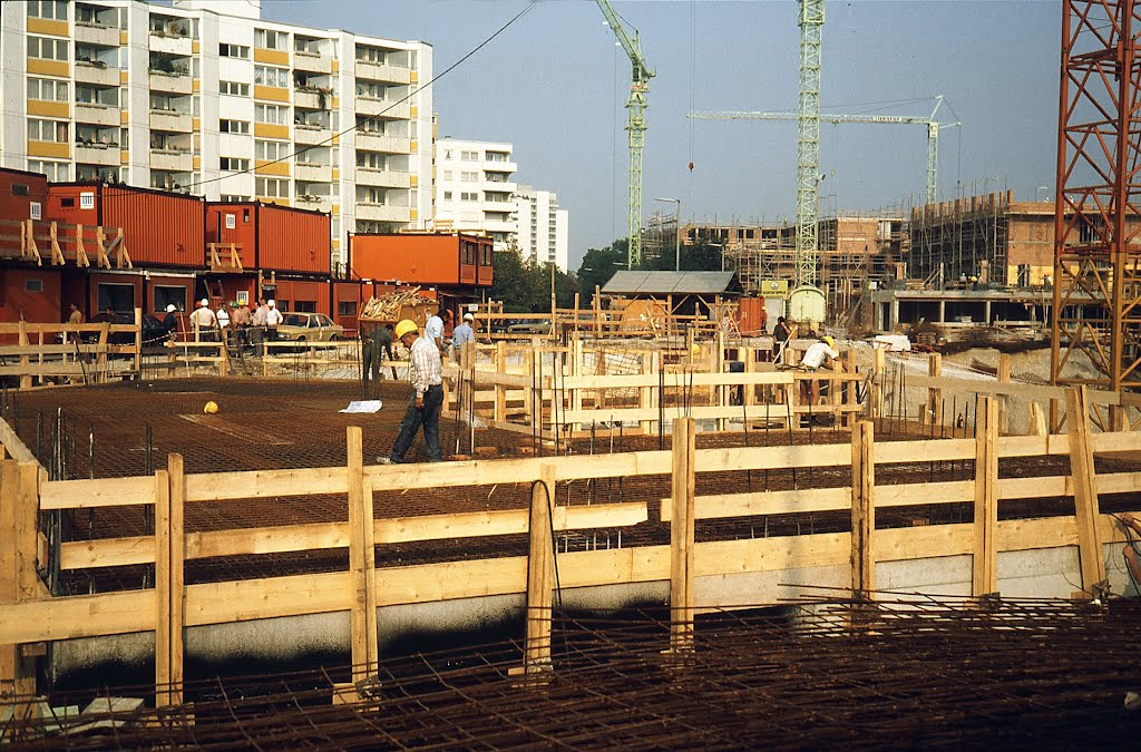 Neubau des BRK Seniorenwohnheims München Westkreuz, 1983 by PachaQawa