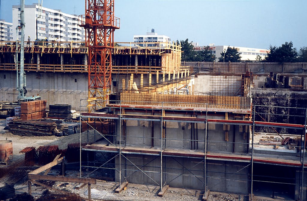 Neubau des BRK Seniorenwohnheims München Westkreuz, 1983 by PachaQawa