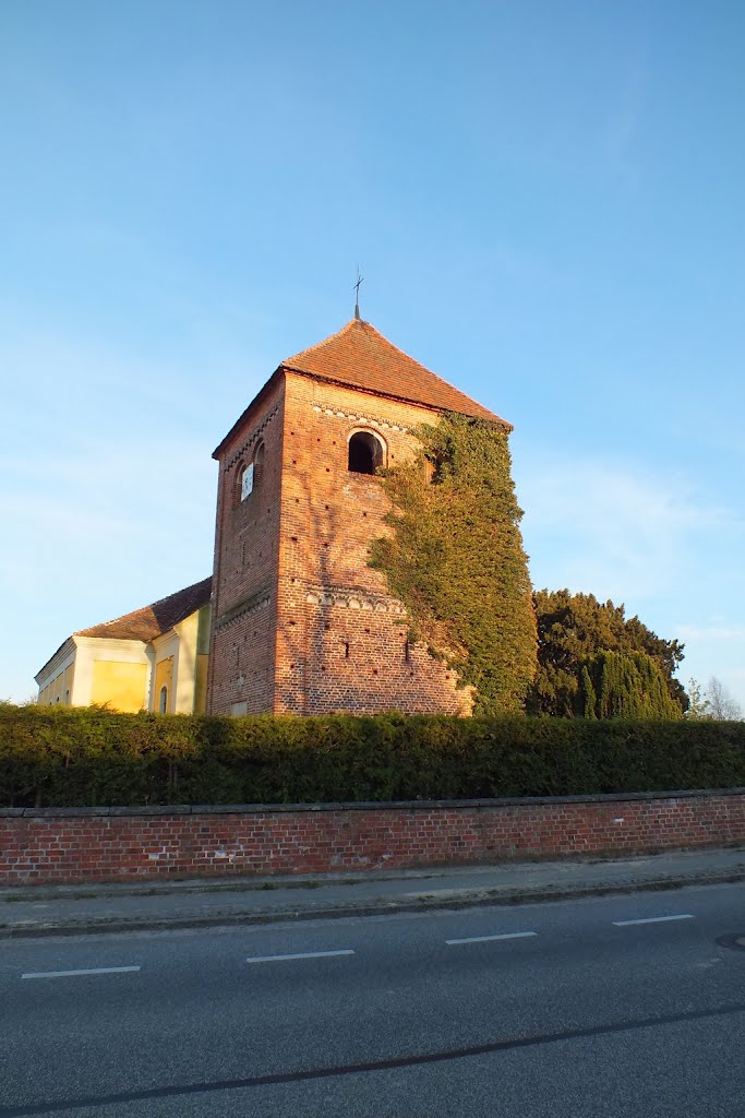 Hohennauener Kirche in der Frühjahrsonne by Stefan Nitsche