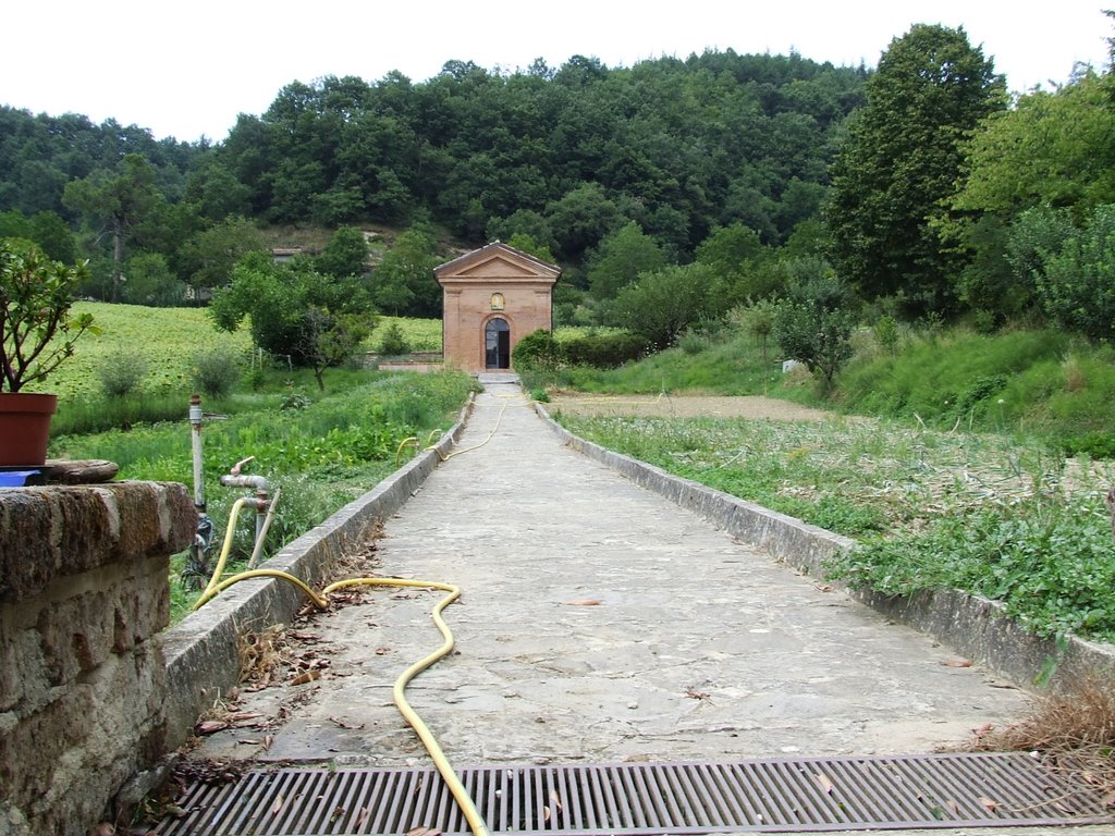 La cappella nel giardino del convento dei frati cappuccini di Renacavata - Camerino by p.salvatelli