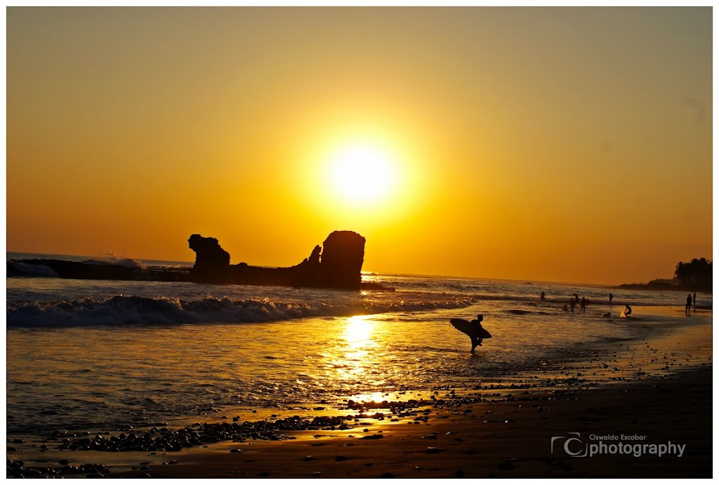 Playa El tunco by Oswaldo Escobar