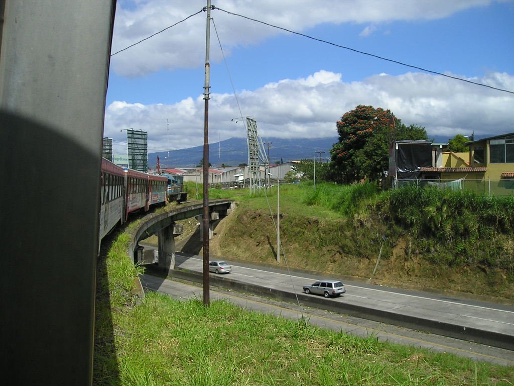 Tren pasando por puente by Manuel Chacón