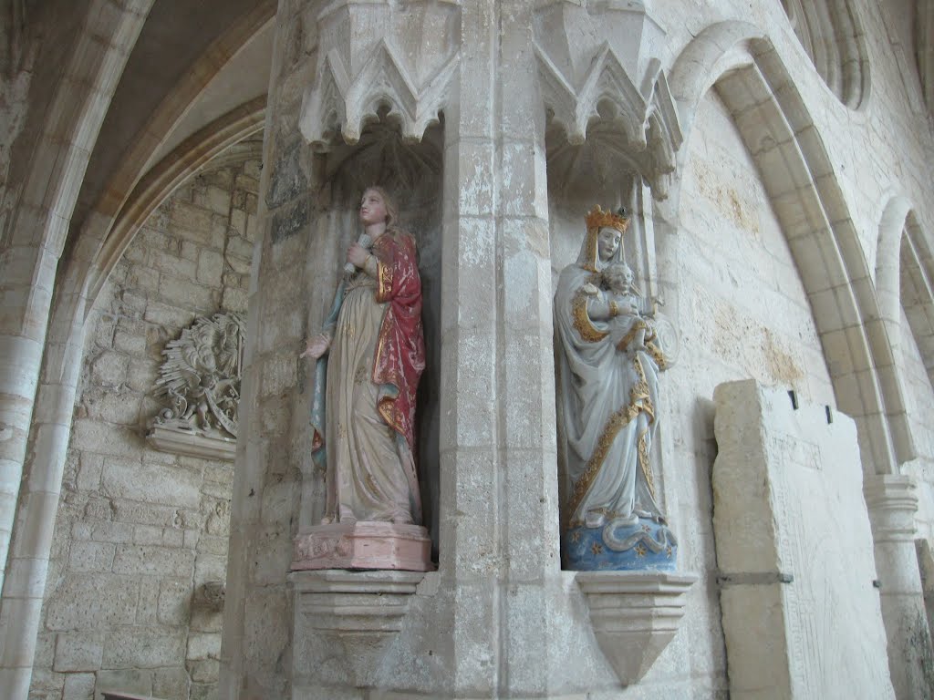 Église de Dun-Haut : statues colorés dans un pilier, Dun-sur-Meuse, Meuse, Lorraine, France by TitTornade