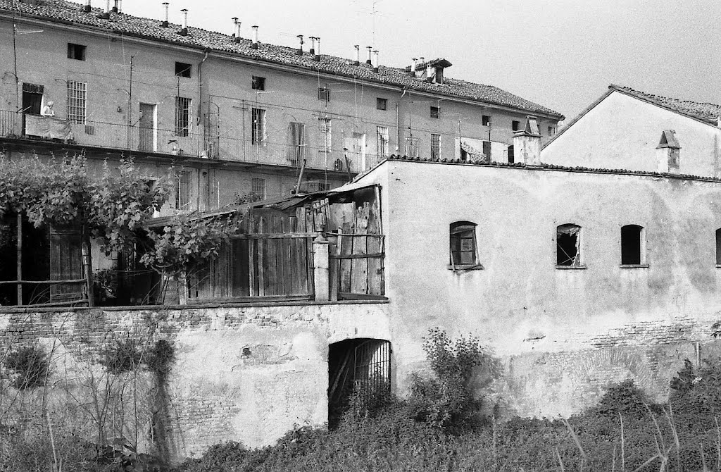 Casa di ringhiera lungo il Morbasco by Daniele Disingrini