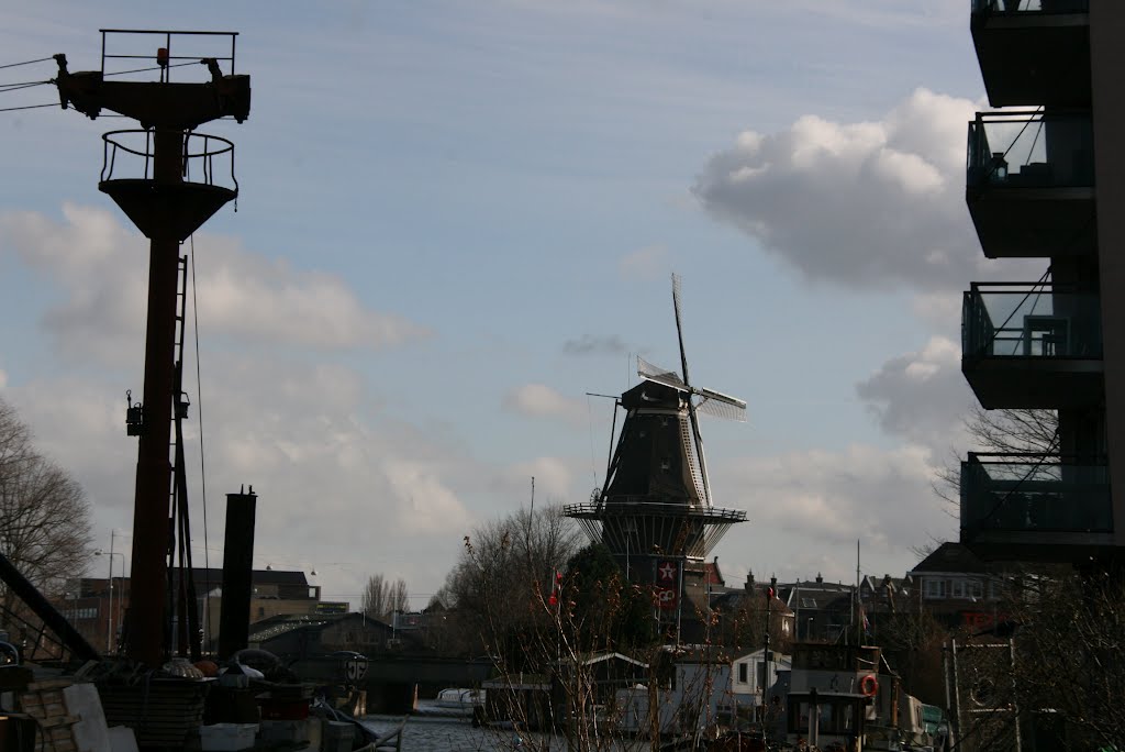 Molen tussen mast en balkonnen, OostenburgergrachtAmsterdam. by Carl030nl