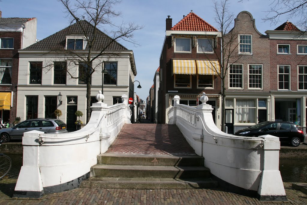 Witte brug thv Visstraat, Delft. by Carl030nl