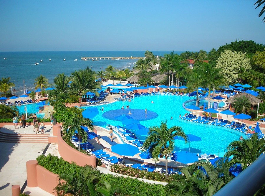 Beach Hotel, Ixtapa, Mexico by jiangliu