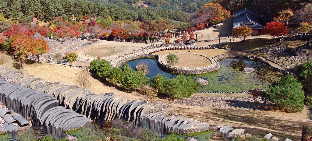 "Jade comma-shaped" pond on the main grounds of Samseonggung. Samseonggung Shrine dedicated to the traditional worship of the three mythical creators of Korea: Whanin, Whanung, and Dangun. by §teve