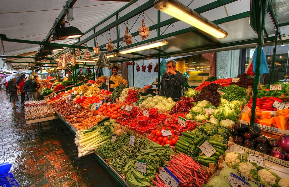 Colorful tiny market place by the Golftraveller