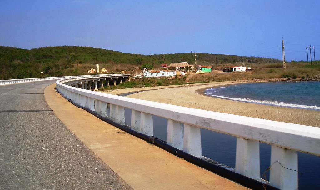 Trinidad - carretera entre Cienfuegos y Trinidad by Eyanex