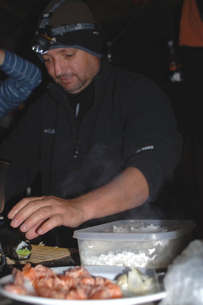 Seakayak Expedición, Jean Pierre preparando el sushi para la noche de año nuevo, Termas de Cahuelmó. 31 de Dic. 2007. by jporduna