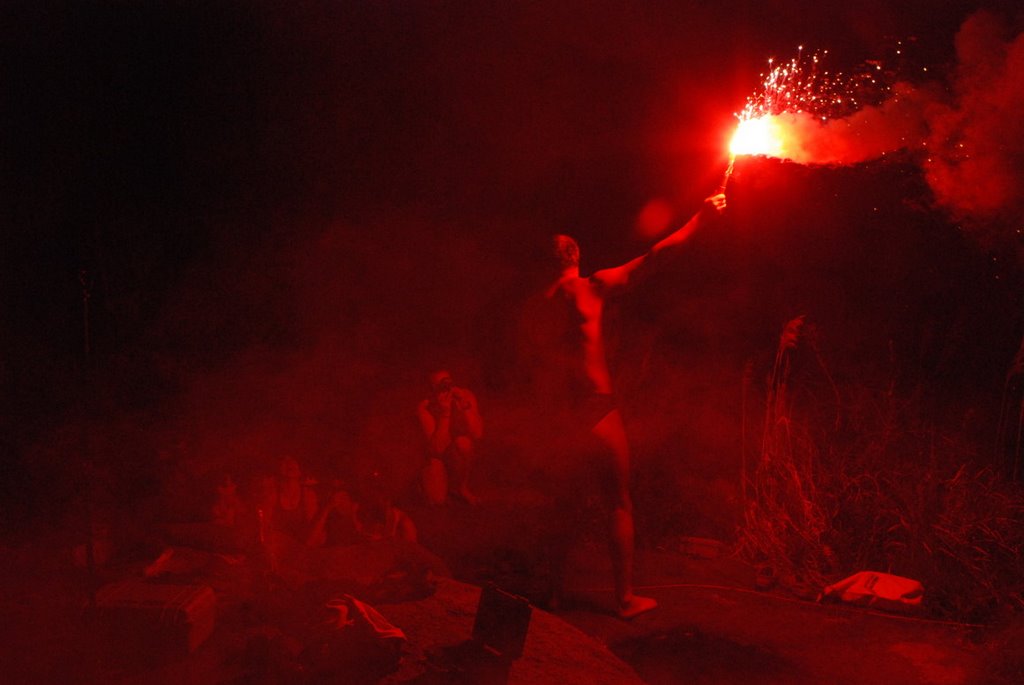 Seakayak Expedición, Noche de año nuevo con bengalas en las Termas de Cahuelmó, 01 de Ene. 2008. by jporduna