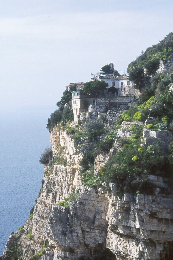 House On The Side Of The Rock, Sorrento(建在岩壁的房屋, 蘇連多) by Ray Fu