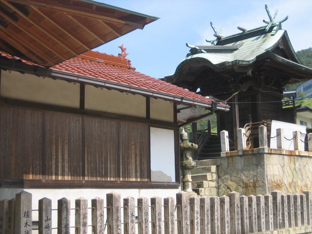 広島市友光神社の後 by standingstar