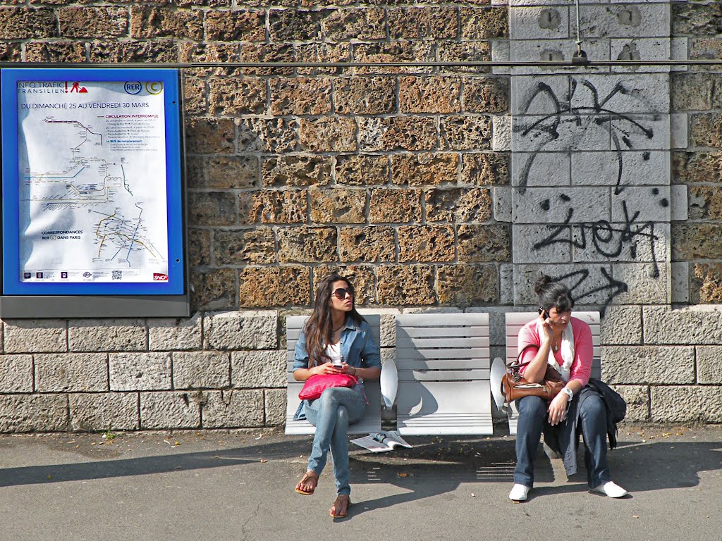 'Il treno è in arrivo : vieni a prendermi tra 20 mn.' # Waiting for the regional express train. by pivapao