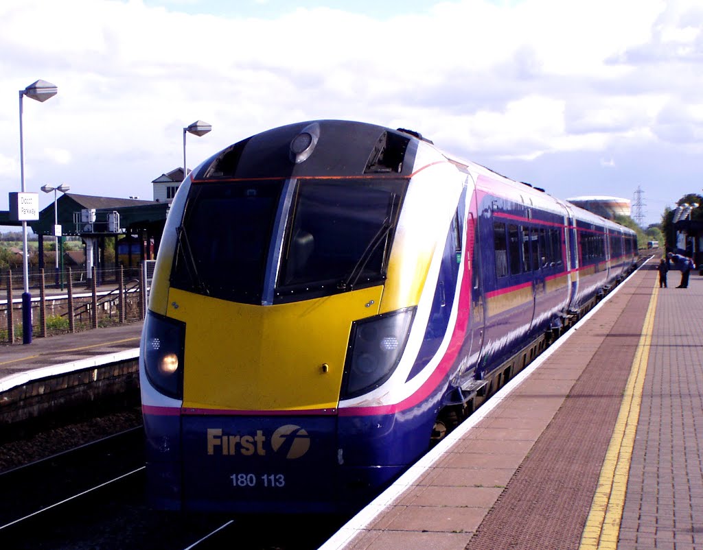 Class 180 113 DMU Photo, Didcot station, Oxfordshire, England by Charles Moorhen