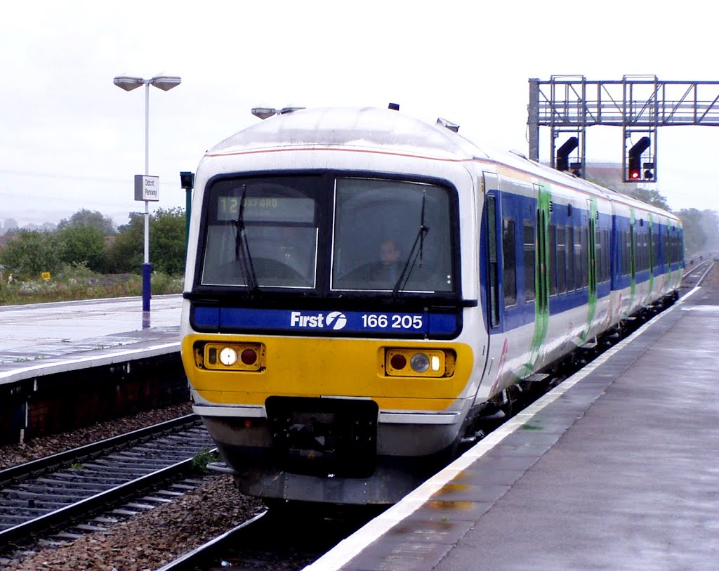 Class 166 205 DMU Photo, in 'First' livery, at Didcot station, Oxfordshire, England by Charles Moorhen