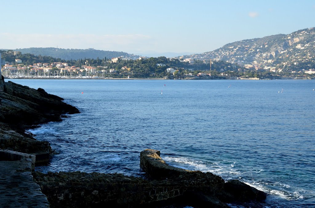 Vue de Saint-Jean-Cap-Ferrat de la Pointe de Saint-Hospice by violapinnata