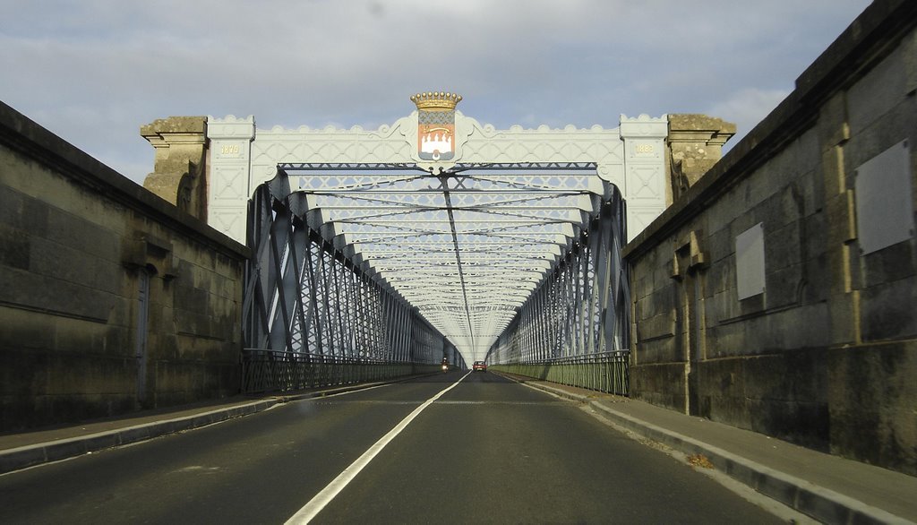 Pont by Nicolas Aubé