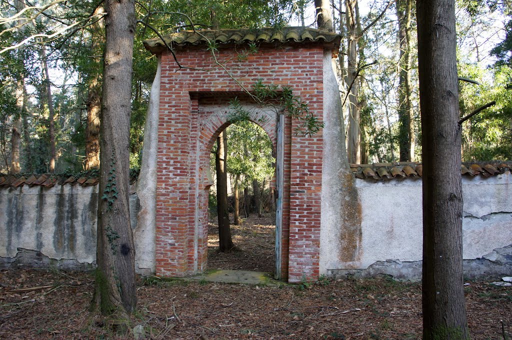 Puerta cementerio musulmán. by La Casa del Chiflón (Bulnes)