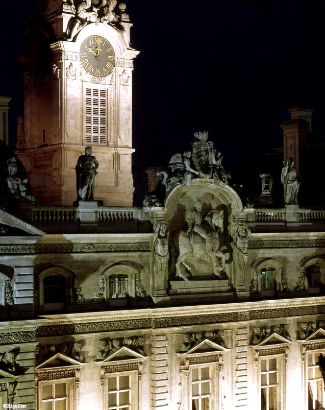 Beffroi de L'Hôtel de Ville de Lyon avec détails du fronton by Arktos,