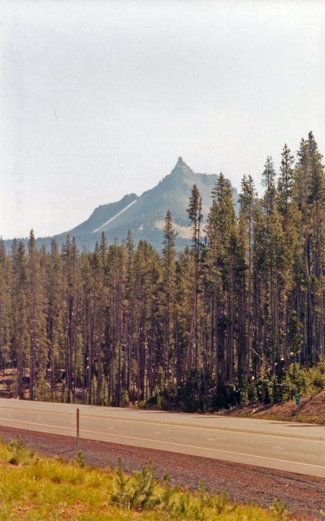 Mount Thielsen (Big Cowhorn) by johnmewing