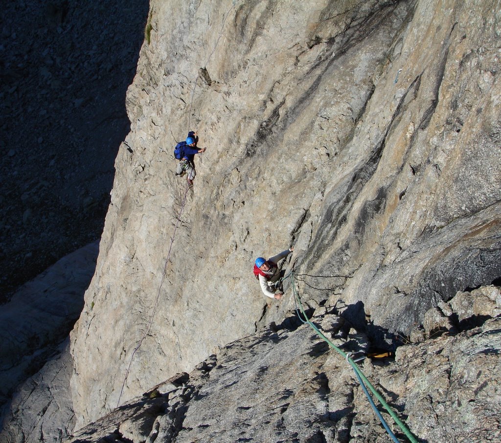 Escalade à la Dibona. Dans la variante Berthé, derrière la directe Madier. http://www.guides-serrechevalier.com/ by serrecheguides