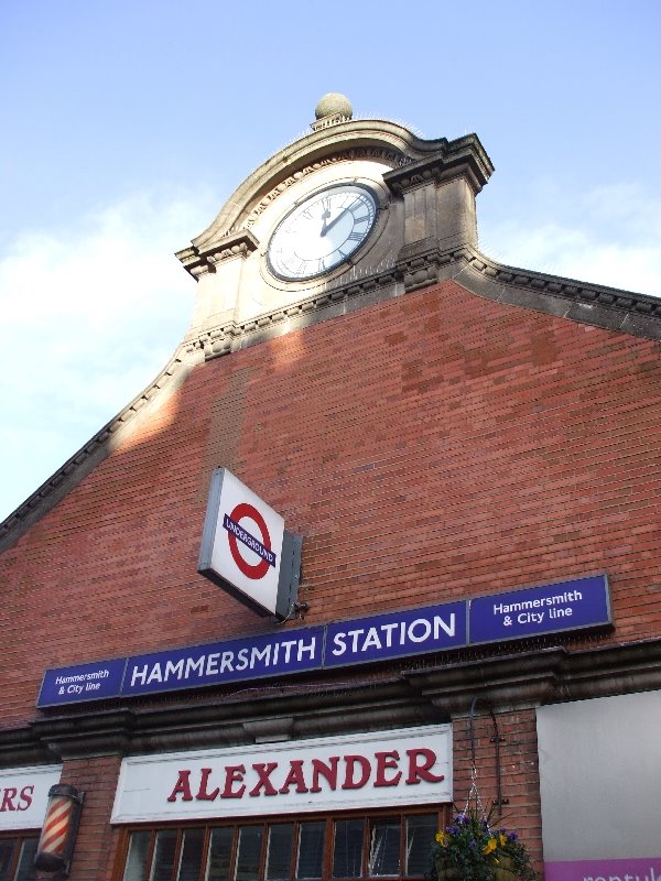 Hammersmith Station, Hammersmith & City line (2008) by jk1812