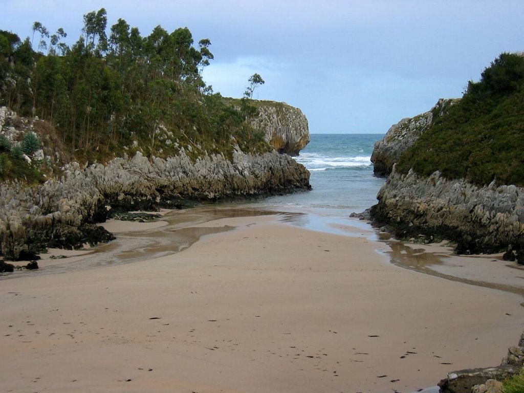 Playa L´Aguada, en Llames (Llanes) by La Casa del Chiflón