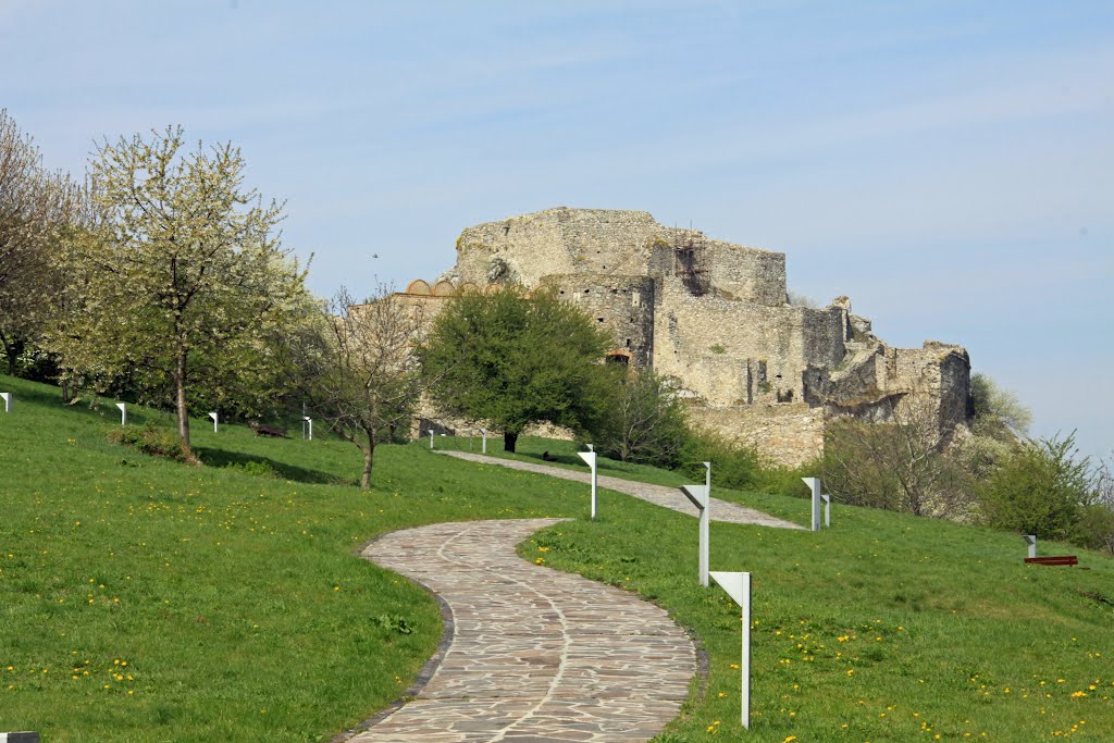 Devín Castle - way from Easten gate to the Central castle by Jan Madaras